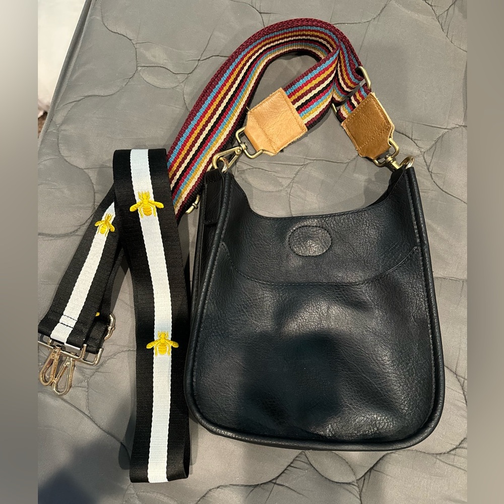 AHDORNED crossbody 
Black with 2 straps